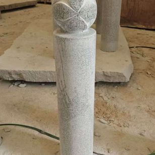 新余 芝麻白花岗岩石材挡车石柱、停车柱、圆柱挡车柱、方柱挡车柱等