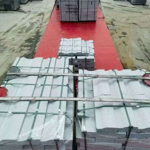 新余 芝麻白仿形加直形路沿石出货日常