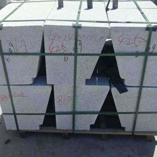 新余 芝麻白异形坐凳，石凳