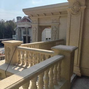 新余 黄金麻别墅外墙干挂雕花配合阳台栏杆花瓶柱