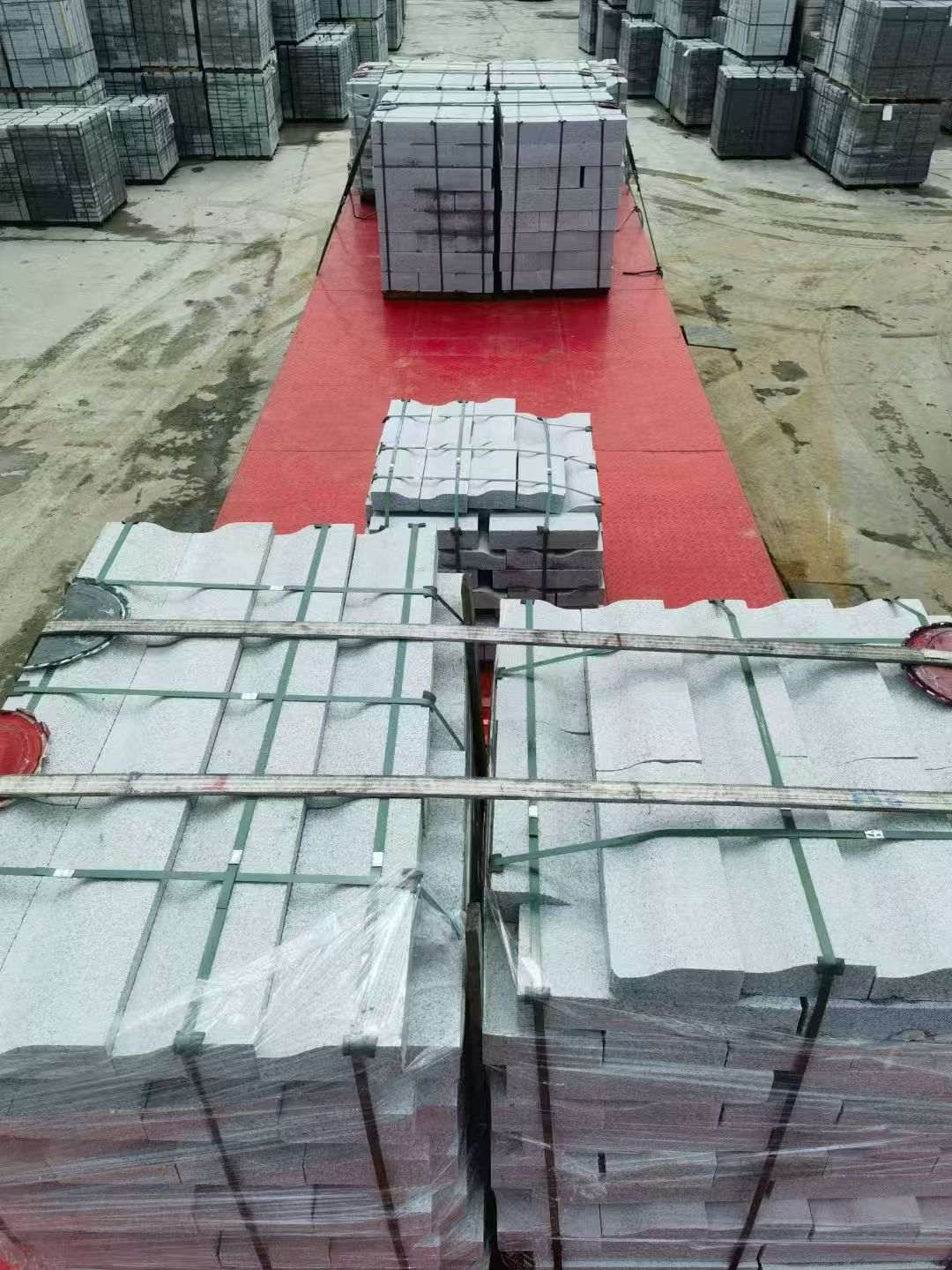 新余 芝麻白仿形加直形路沿石出货日常