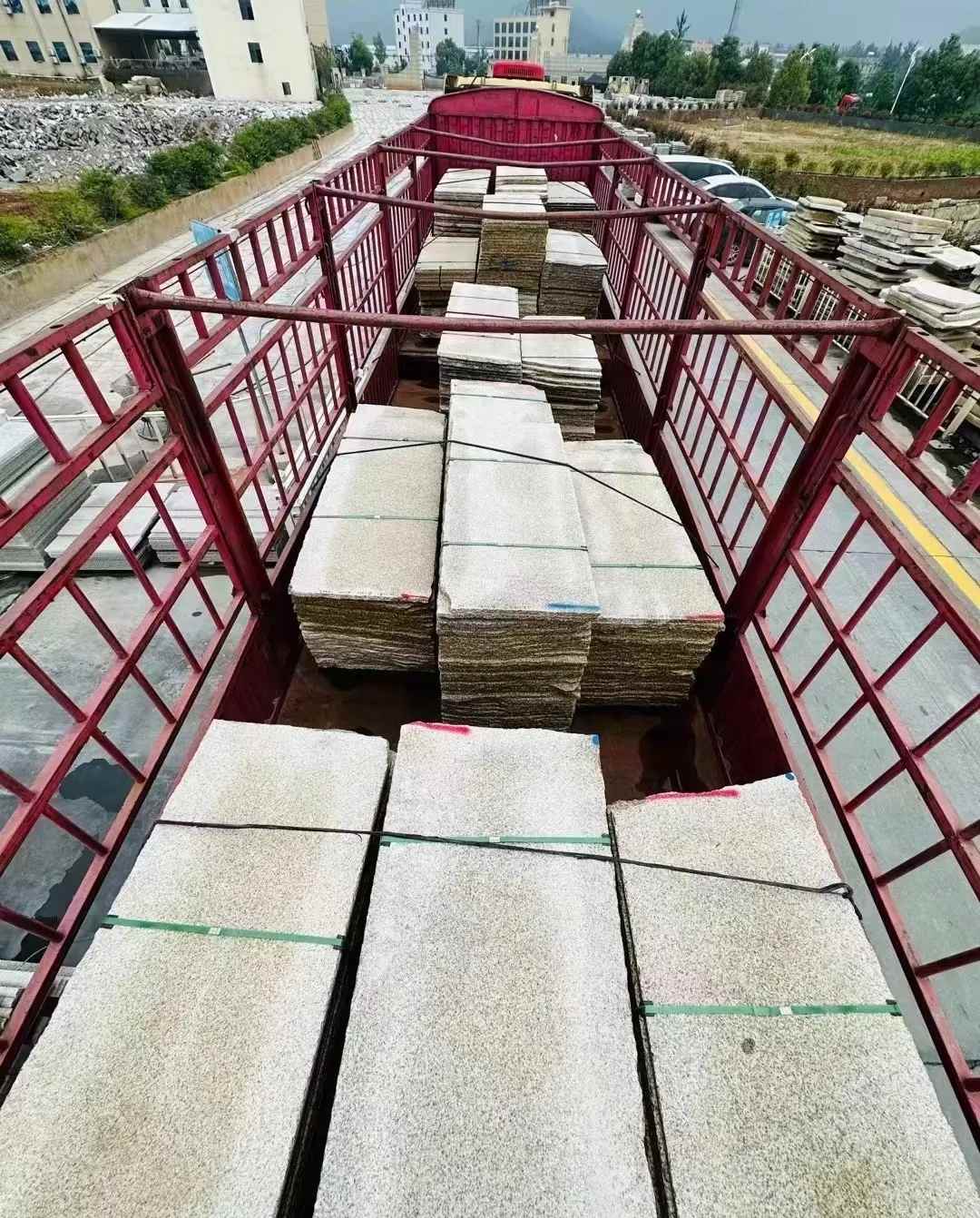 新余 黄金麻花岗岩荔枝面，光面毛板装车完成