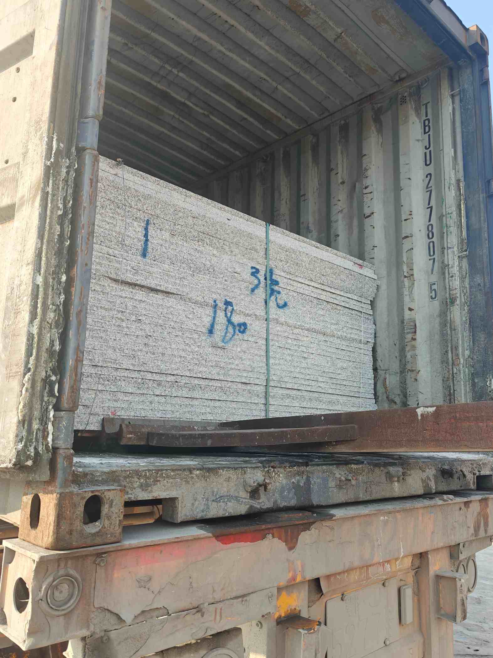 新余 芝麻白花岗岩石材3.0公分光面毛板装柜出货