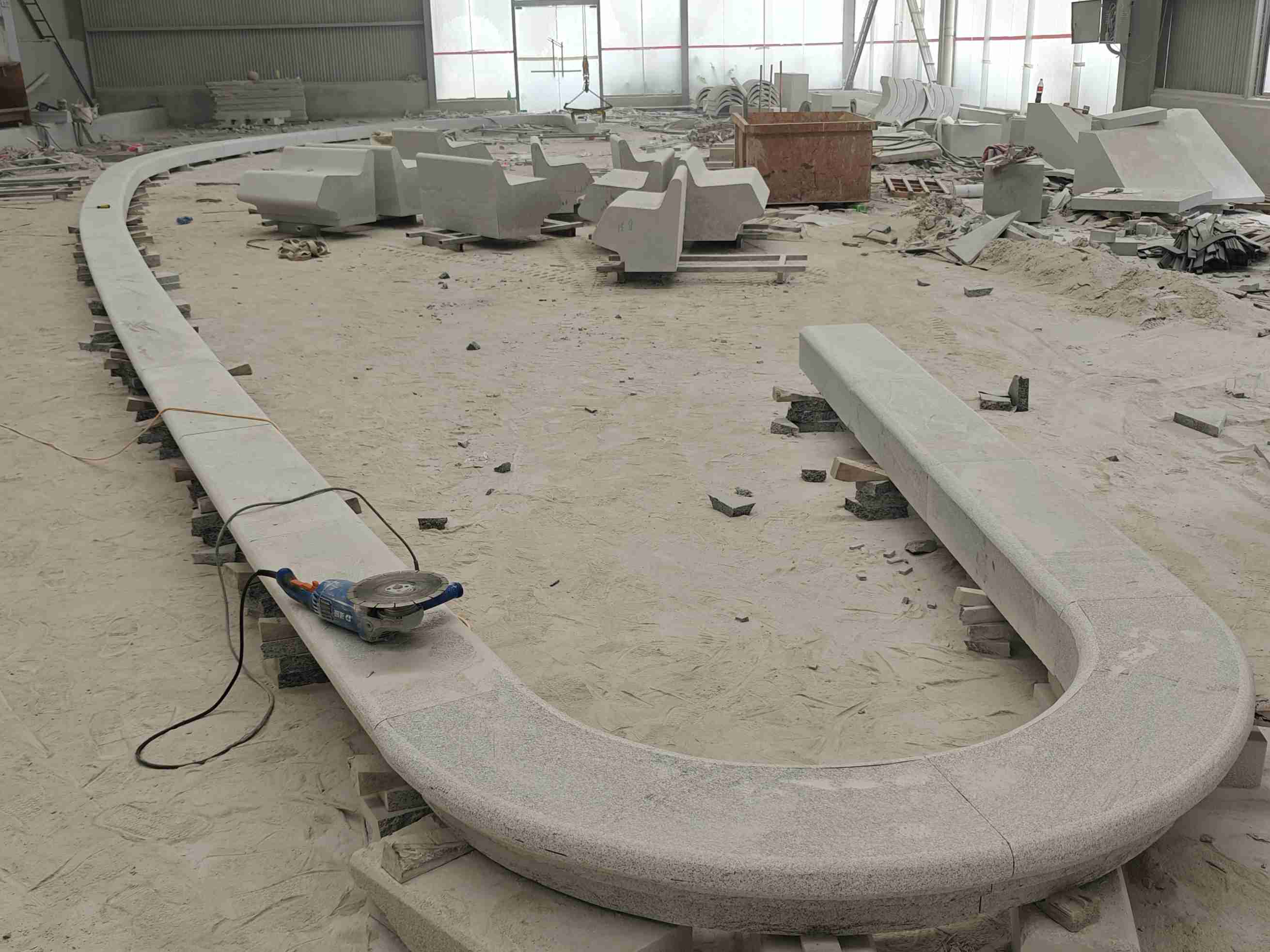 新余 芝麻白花岗岩弧形花坛石，坐凳石