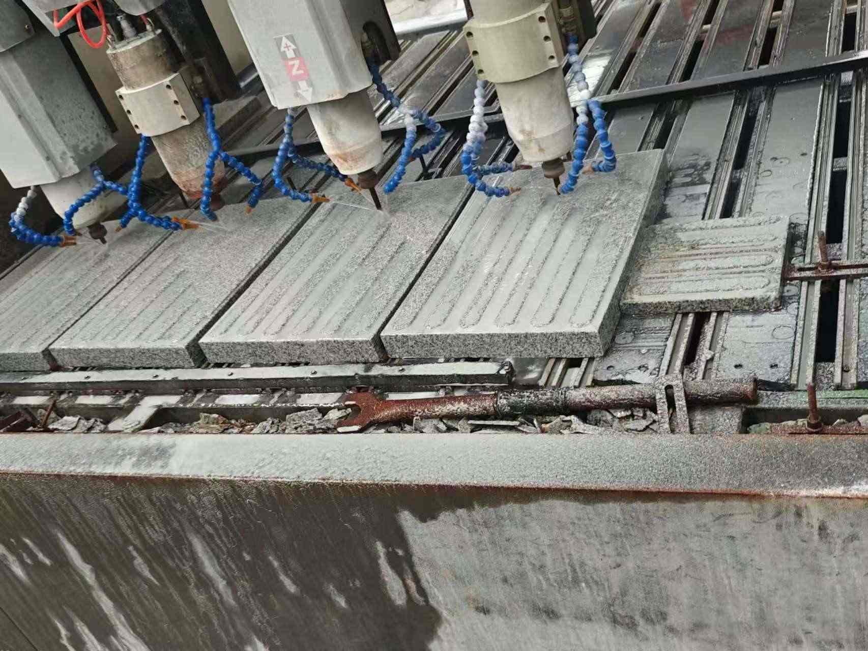 新余 芝麻白花岗岩荔枝面盲道雕刻