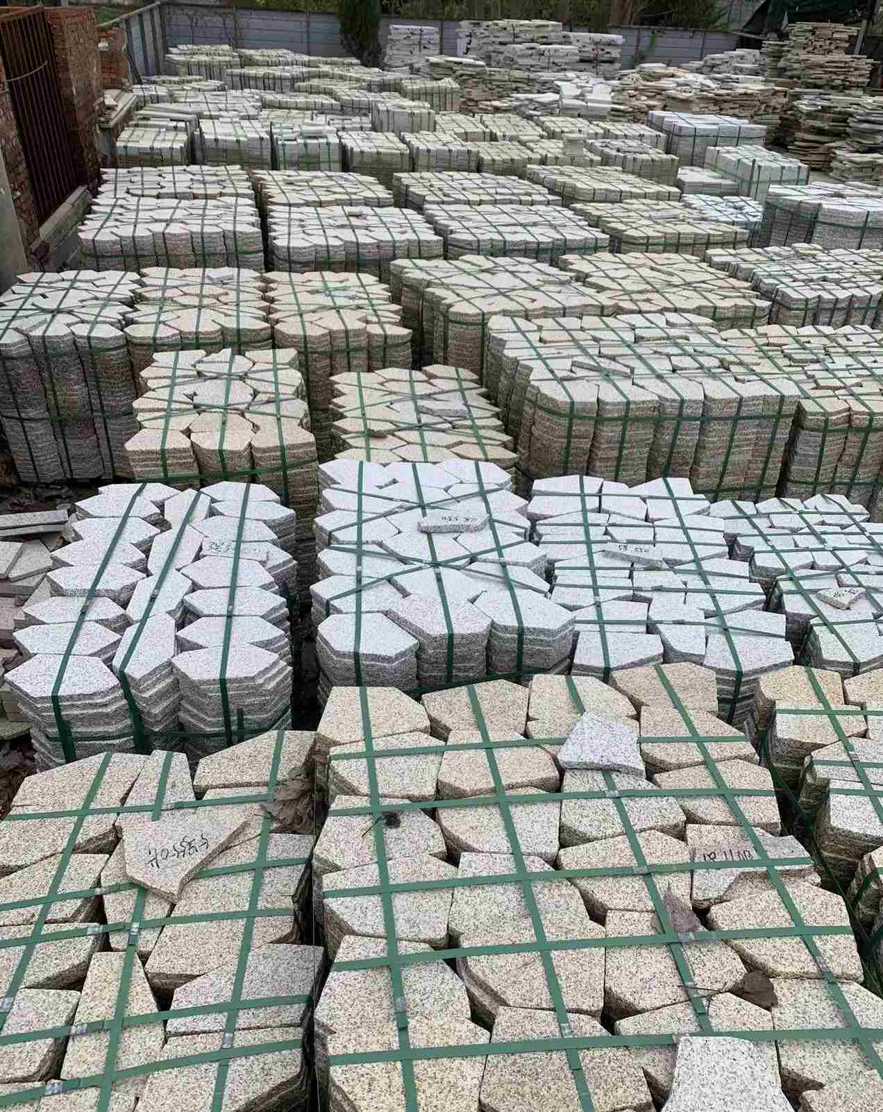 新余 黄金麻白麻花岗岩荔枝面地铺石(冰裂纹)