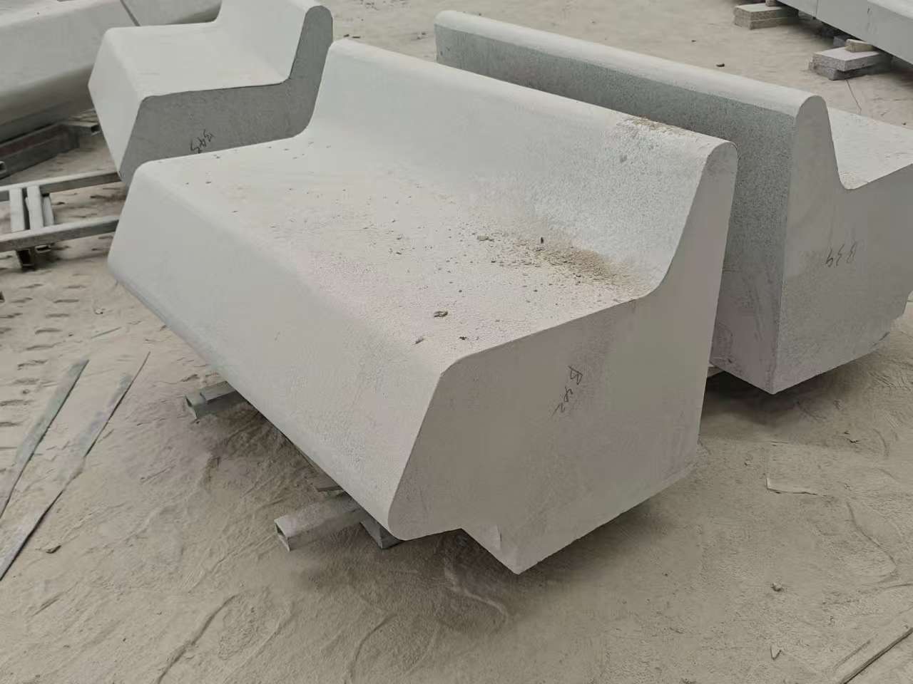 新余 芝麻白花岗岩异形坐凳，石凳