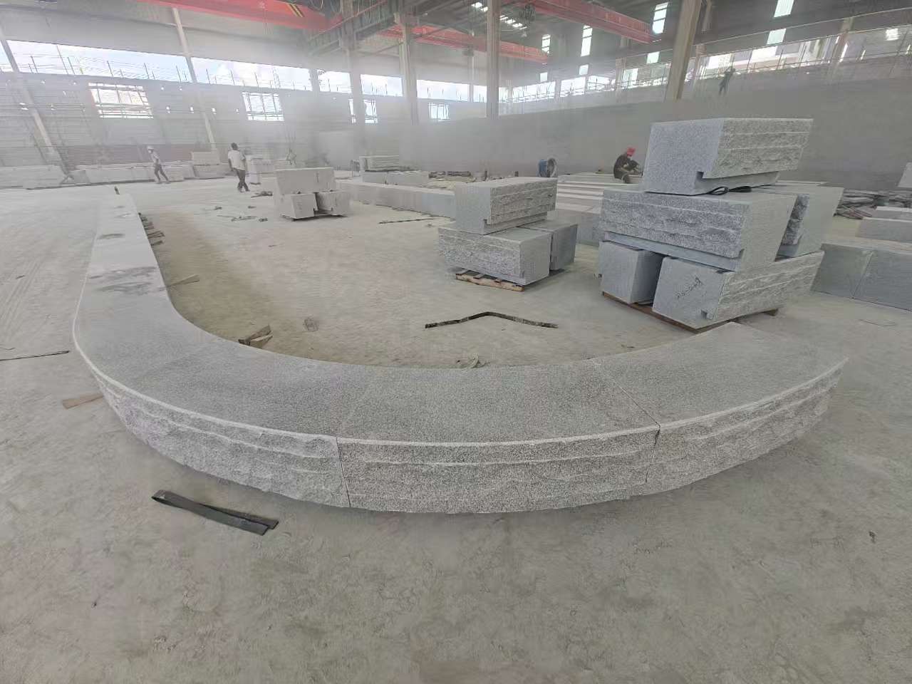 新余 芝麻白异形坐凳，自然面光面弧形加工