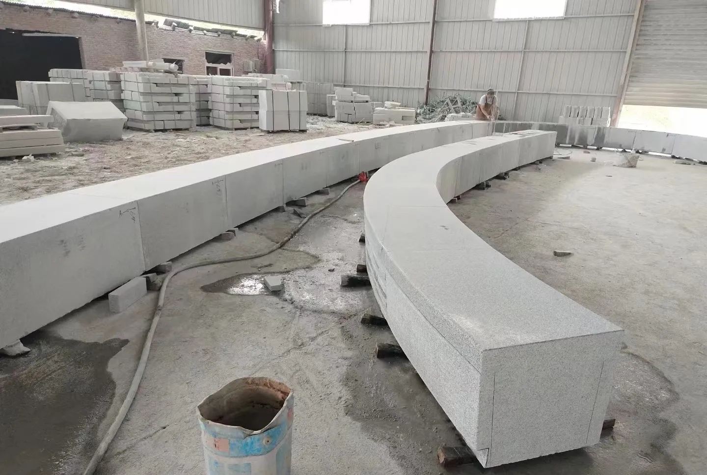 新余芝麻白花岗岩石板材 园林光面弧形坐凳