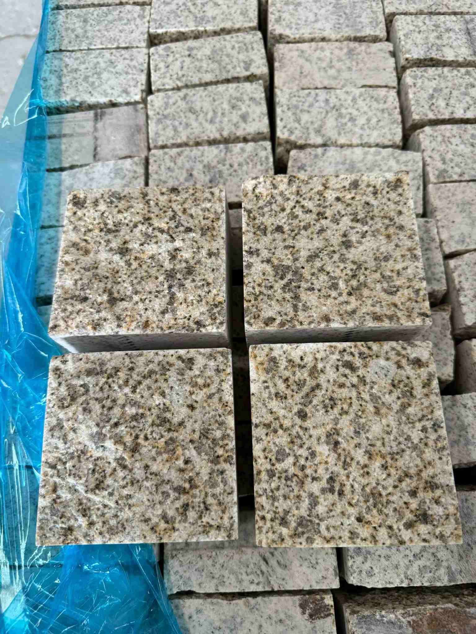 新余 黄金麻花岗岩自然面小方块，弹石，马蹄石等