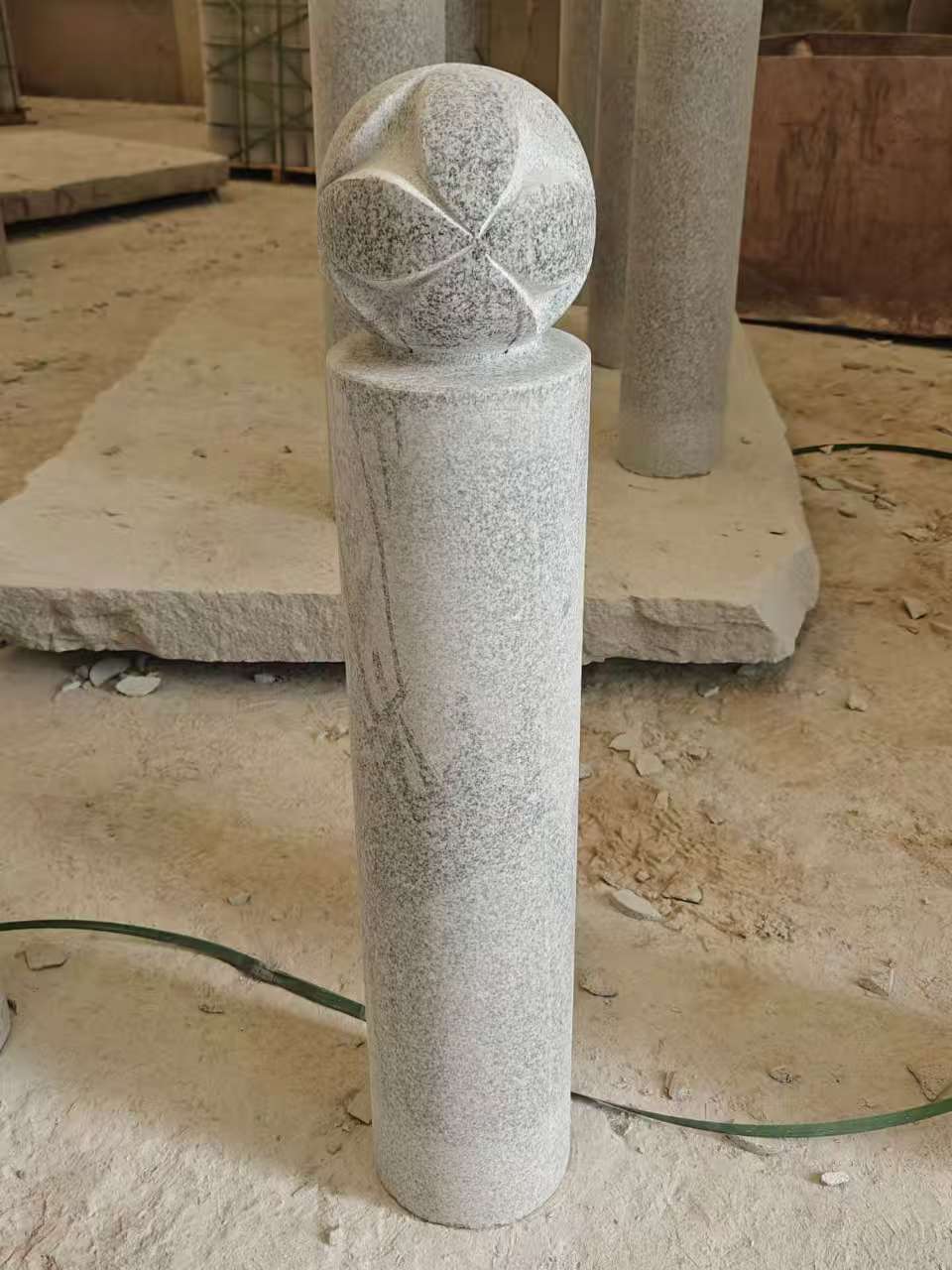 新余 芝麻白花岗岩石材挡车石柱、停车柱、圆柱挡车柱、方柱挡车柱等