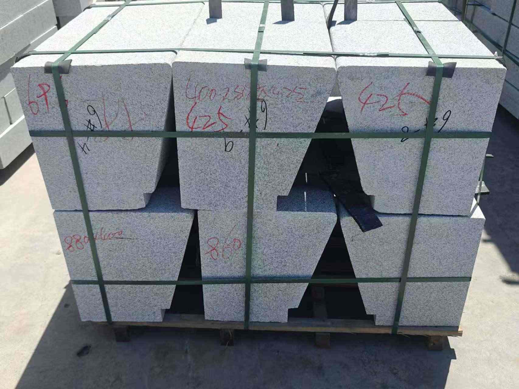 新余 芝麻白异形坐凳，石凳