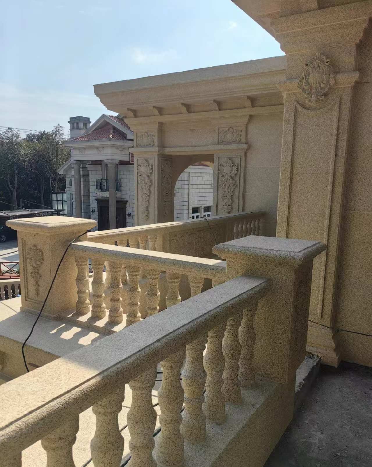 新余 黄金麻别墅外墙干挂雕花配合阳台栏杆花瓶柱