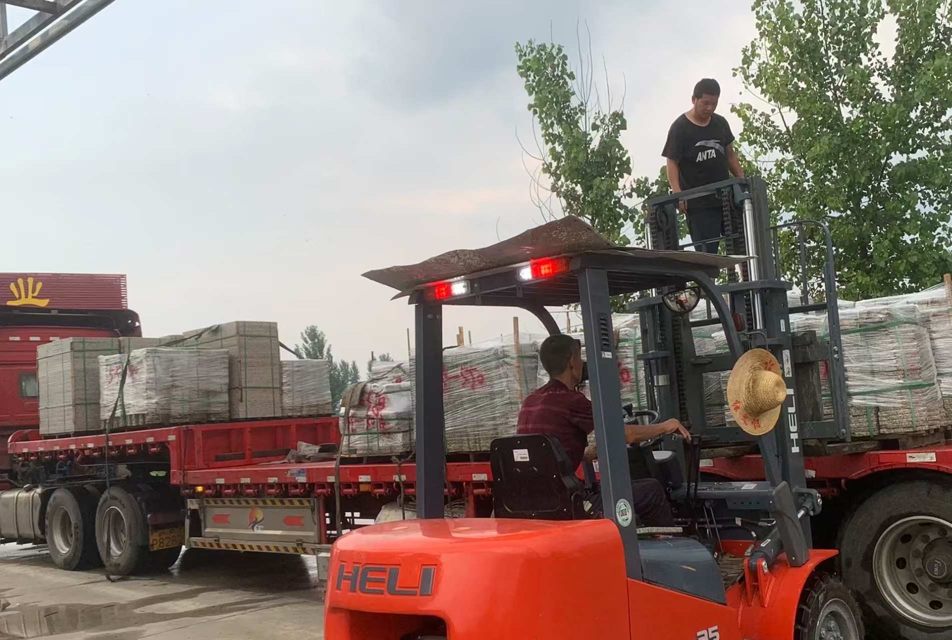 新余 黄金麻冰裂纹，地铺石装车