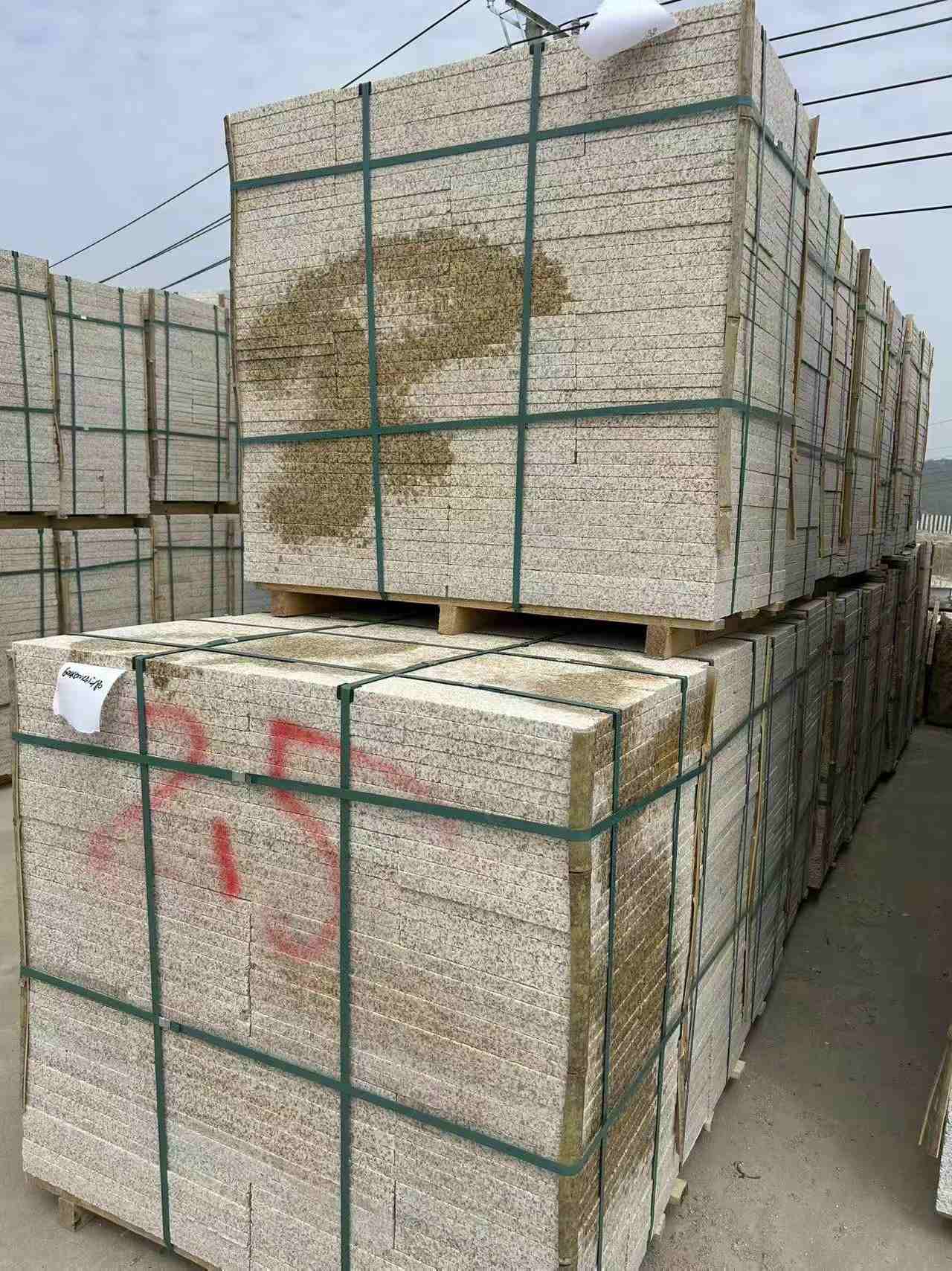 新余 黄金麻花岗岩石材荔枝面地铺石2.5*300*600