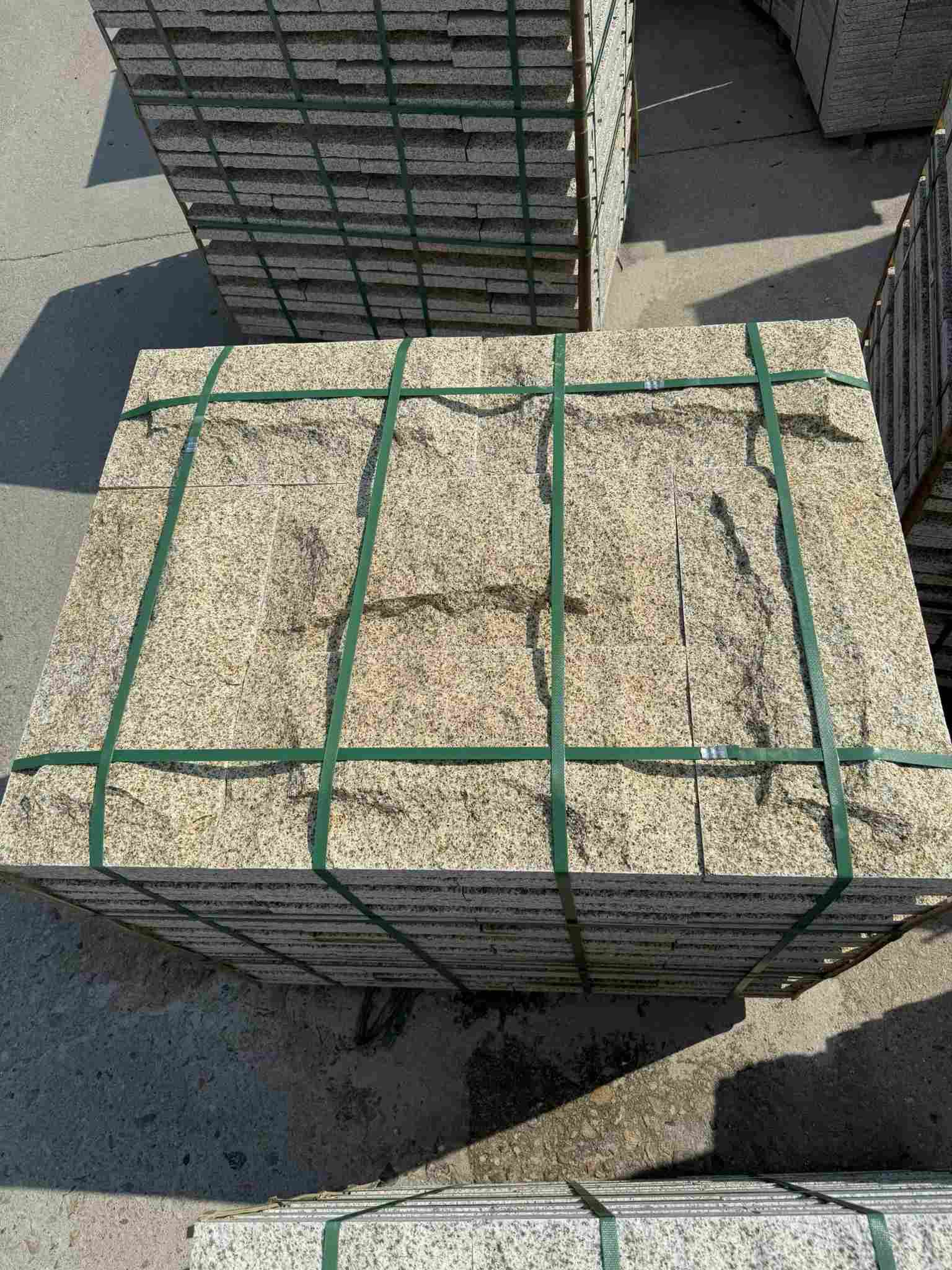 新余 黄金麻花岗岩石材自然面蘑菇石成品