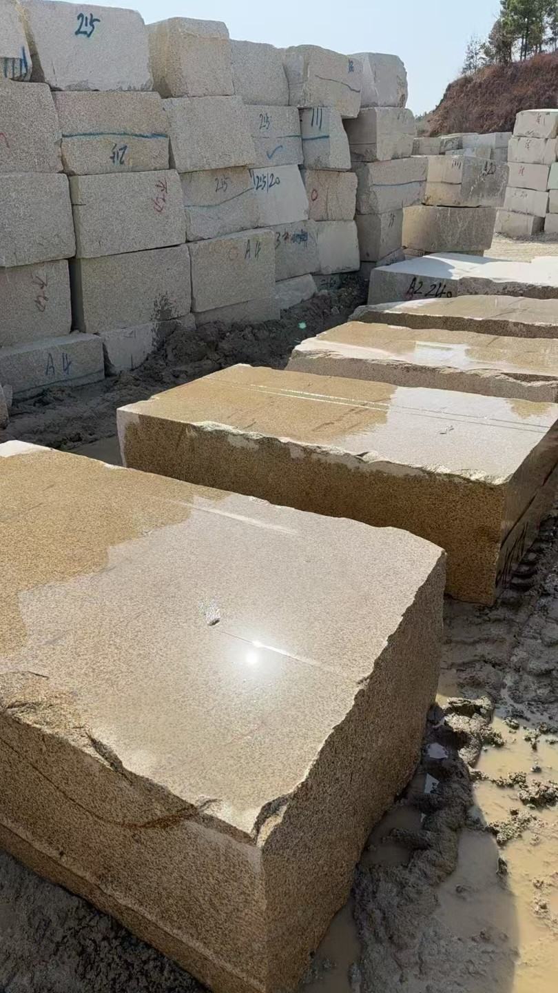 新余 黄金麻方料堆场洗料分选中，原材料充足