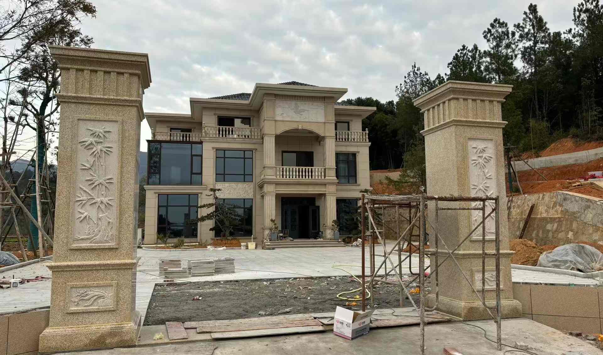 新余 黄金麻花岗岩别墅雕花外墙干挂配上门口雕花罗马柱