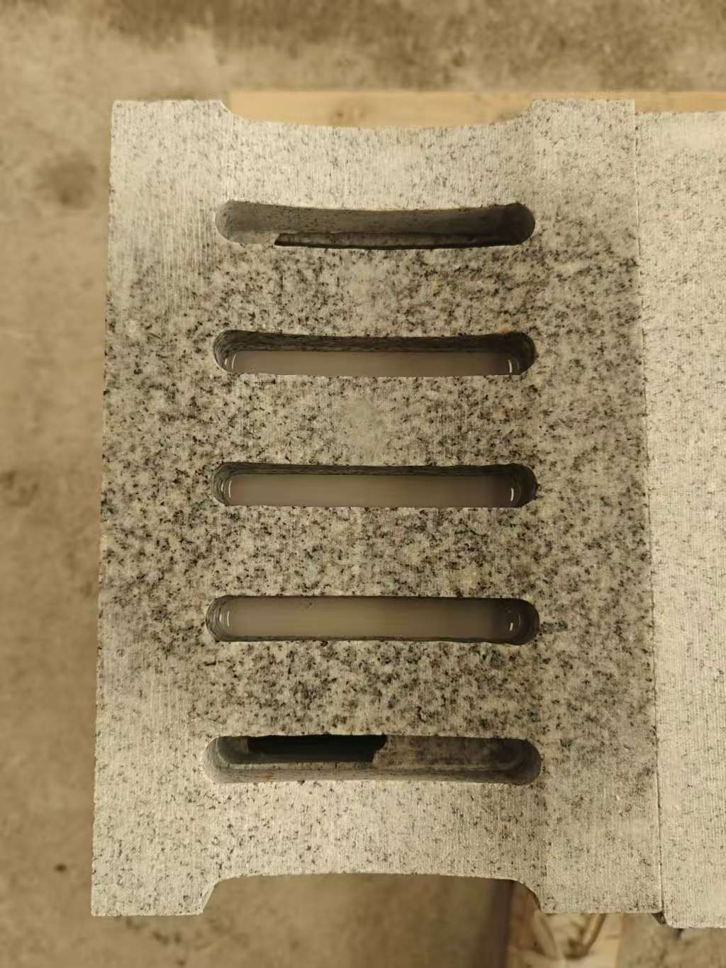 新余 芝麻白拉丝面花岗岩U型开槽排水槽